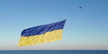В Одесской области пограничники подняли на беспилотнике самый большой флаг Украины над Черным морем. ВИДЕО