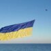 В Одесской области пограничники подняли на беспилотнике самый большой флаг Украины над Черным морем. ВИДЕО