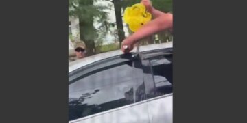 В Курортном переулке Одессы мужчину в автомобиле заблокировали и залили газом. ВИДЕО