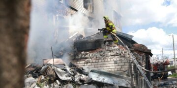 Кількість постраждалих через удар рф по будинку в Чернігові зросла до 17