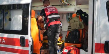 Ворог атакував Запоріжжя: відомо про трьох поранених, спалахнуло 10 авто