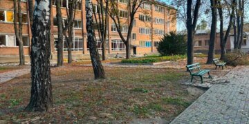 Атака рф на Київ пошкодила гімназію та медзаклад