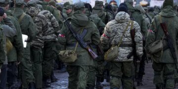 Вербувальники рф споюють жителів Донецька та примушують їх підписувати контракти з військом – АТЕШ