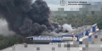 рф вдарила по ТЦ у Запоріжжі, є постраждалий