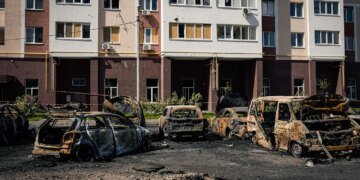 Атака БПЛА рф на Вишневе – пошкоджені житловий комплекс і авто
