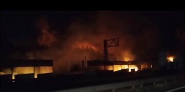 На Київщині після атаки рф горять склади – в ОВА закликали жителів не наближатись до місця події через вибухи