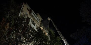 У Києві після нічної атаки пошкоджені житлові будинки, горіла дев'ятиповерхівка