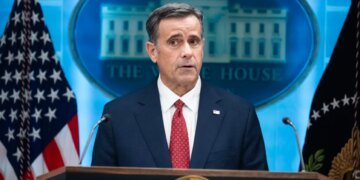 Глава ЦРУ запропонував зустріч Трампа, Зеленського і путіна для припинення війни – Axios