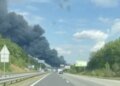 Розподільчий центр "Аврори" біля столиці зазнав атаки рф, дим відчувають у Києві