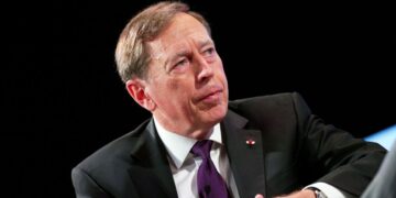 “Крым станет для Путина камнем на шее”: Петреус про перехватчики, удары по НПЗ и порты Одессы