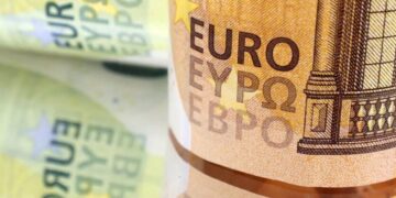 Европейцы высмеяли новые банкноты евро: сеть взорвалась мемами