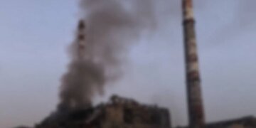 Енергетики розбирають завали і лагодять ТЕЦ після російського удару в Одесі – коли відновлять мережу