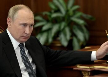 Путин заявил о приостановке переговорного процесса по Украине