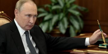 Путин заявил о приостановке переговорного процесса по Украине