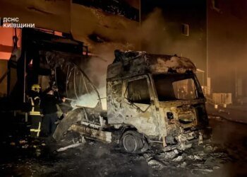 Россия атаковала склады в Киевской области и нанесла повторные удары во время тушения пожара