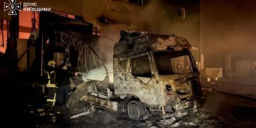 Россия атаковала склады в Киевской области и нанесла повторные удары во время тушения пожара