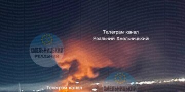 Ворог продовжує атакувати Україну: у передмісті Хмельницького масштабна пожежа, у Києві працює ППО