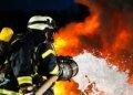 На Хмельниччині уламки після роботи ППО спричинили пожежу, поранено чоловіка