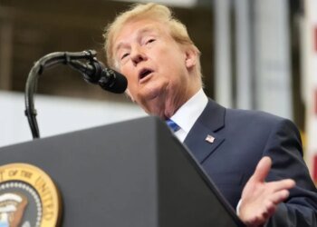 На сайте Белого дома появились видеоигры, где Трамп “ловит” мигрантов