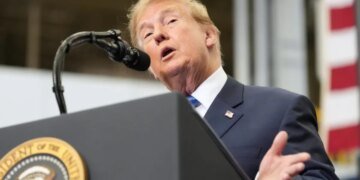 На сайте Белого дома появились видеоигры, где Трамп “ловит” мигрантов