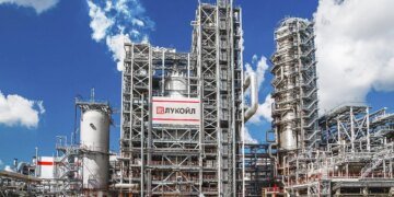 Удари Сил оборони зупинили роботу двох великих нафтопереробних підприємств рф – Генштаб