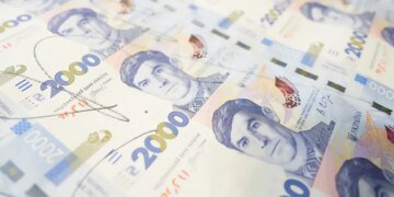 Скандал со шрифтом уже позади: в Украине появилась банкнота номиналом 2000 гривен с портретом Стуса