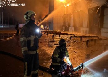 Россияне массировано атаковали Киевскую область: дважды ударили по складу и разрушили многоэтажку в Борисполе. ФОТО