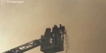 Житомирская область: спасатели тушат пожар после вражеской атаки на предприятие. ФОТО
