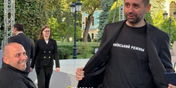 Троллинг высшего уровня: Зеленский вручил американским дипломатам сувениры с главным штампом пропаганды РФ