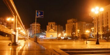 Київ атакований ракетами: пошкоджено житловий будинок та автомобіль