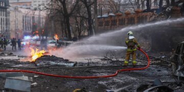 Число пострадавших в результате ночной атаки России на Киев возросло до шести: троих человек медики доставили в больницу