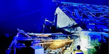 Після російського удару у Дніпрі з-під завалів будинку врятували 3 людини, серед них підліток