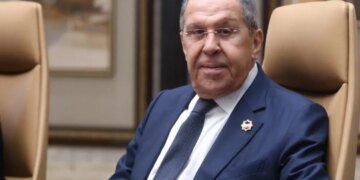Лавров заявил, что Украина должна стать «буферной зоной» для России