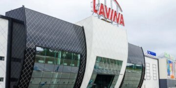 Окупанти продовжують атакувати Київ: стовп диму піднімається біля ТРЦ "Lavina Mall"