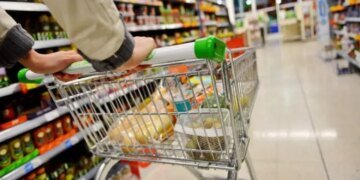 Удари рф по складах спричинили перебої з продуктами в Києві і інших містах України – The Guardian