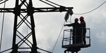 російські удари залишили частину споживачів без світла у трьох областях України