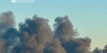 Ворог продовжує атакувати Україну: у столиці безпілотник упав на офісну будівлю, у Дніпрі палають склади