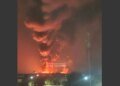 В Гостомеле после мощных взрывов вспыхнул масштабный пожар, слышен детонация. ВИДЕО