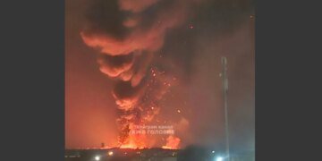 В Гостомеле после мощных взрывов вспыхнул масштабный пожар, слышен детонация. ВИДЕО