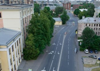 “Сверхдержава, где бензин течет из березы…” – россиянин показал опустевший Петербург. ВИДЕО