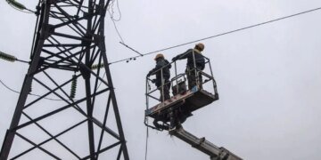 Ворожі обстріли залишили без світла частину споживачів у чотирьох областях