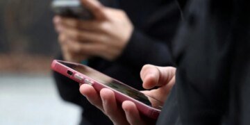 ЄС планує запропонувати заборону на використання соцмереж та чат-ботів з ШІ для дітей до 15 років