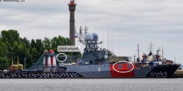 «Домики на воде» в Кронштадте:  россияне перекрасили корабли Балтийского флота для обмана дронов с ИИ