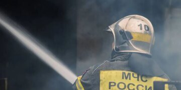 Дроны атаковали Волгоградскую область и Сизрань: цементный завод в дыму, на НПЗ — пожар