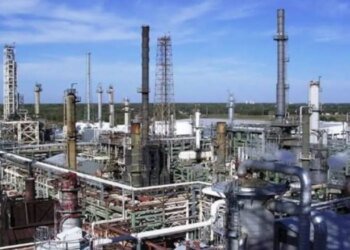 Москва запретила вывоз серной кислоты: при чем здесь удары ВСУ