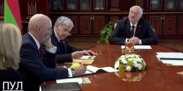 Посланник Белого дома привез Лукашенко привет от Трампа и пообещал вернуть миллионы долларов