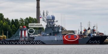 росіяни замаскували корабель Балтійського флоту під берегові будинки за прикладом німецького "Тірпіца"