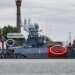 росіяни замаскували корабель Балтійського флоту під берегові будинки за прикладом німецького "Тірпіца"
