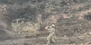 Оккупант пытался сбить лопатой FPV-дрон бойцов «Апекса»: «поединок» длился недолго