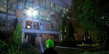 У Києві ворожий дрон влучив у будівлю вишу, є пошкодження